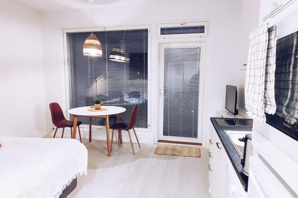New Studio Cherry Near Helsinki Airport In Kivistoe Vantaa Exterior foto