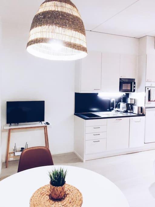New Studio Cherry Near Helsinki Airport In Kivistoe Vantaa Exterior foto