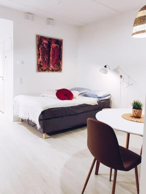 New Studio Cherry Near Helsinki Airport In Kivistoe Vantaa Exterior foto